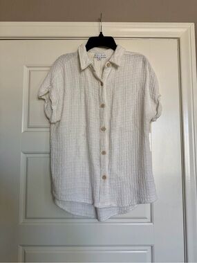 Textured Button-Front Short Sleeve Top in Cream
